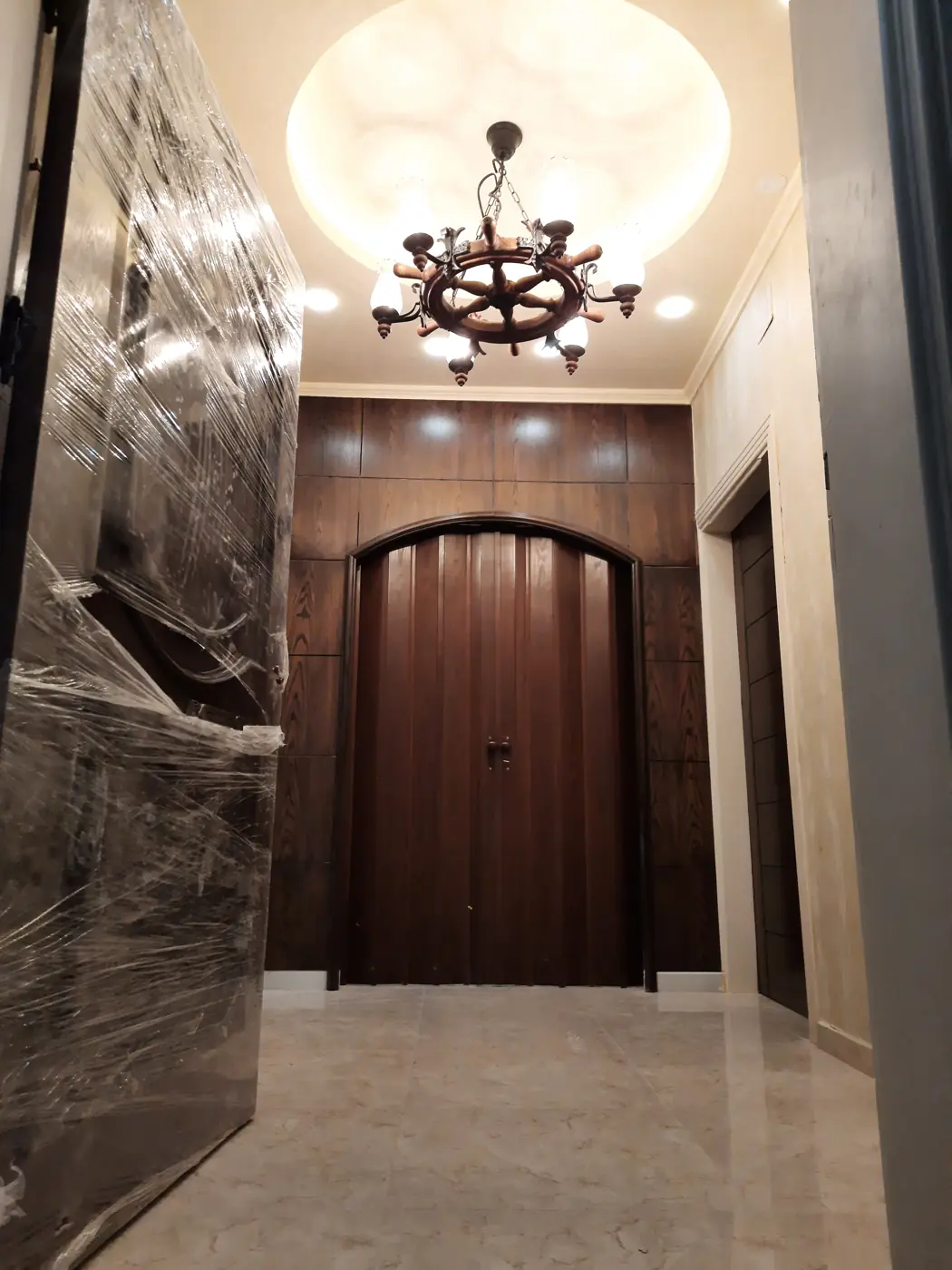 مدخل وباب خشب — من أعمال المهندس أيمن الطحان